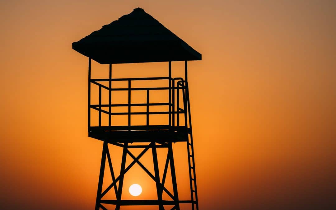 lifeguard-tower-silhouette-on-beach-at-sunset-sun-2022-02-02-04-14-07-utc-1080×675 a large tower with a sunset in the background